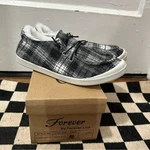 Forever Link Black And White Loafers Slip-ons. Fixed Price $20.00.